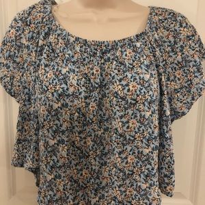 Cute flowy floral top!